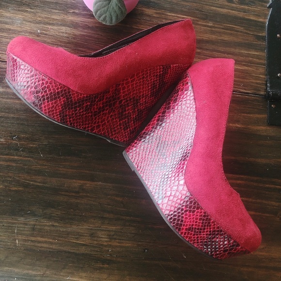RED Velvet Snake Skin Pattern Wedges Heels 🐍❣️ - Picture 8 of 10
